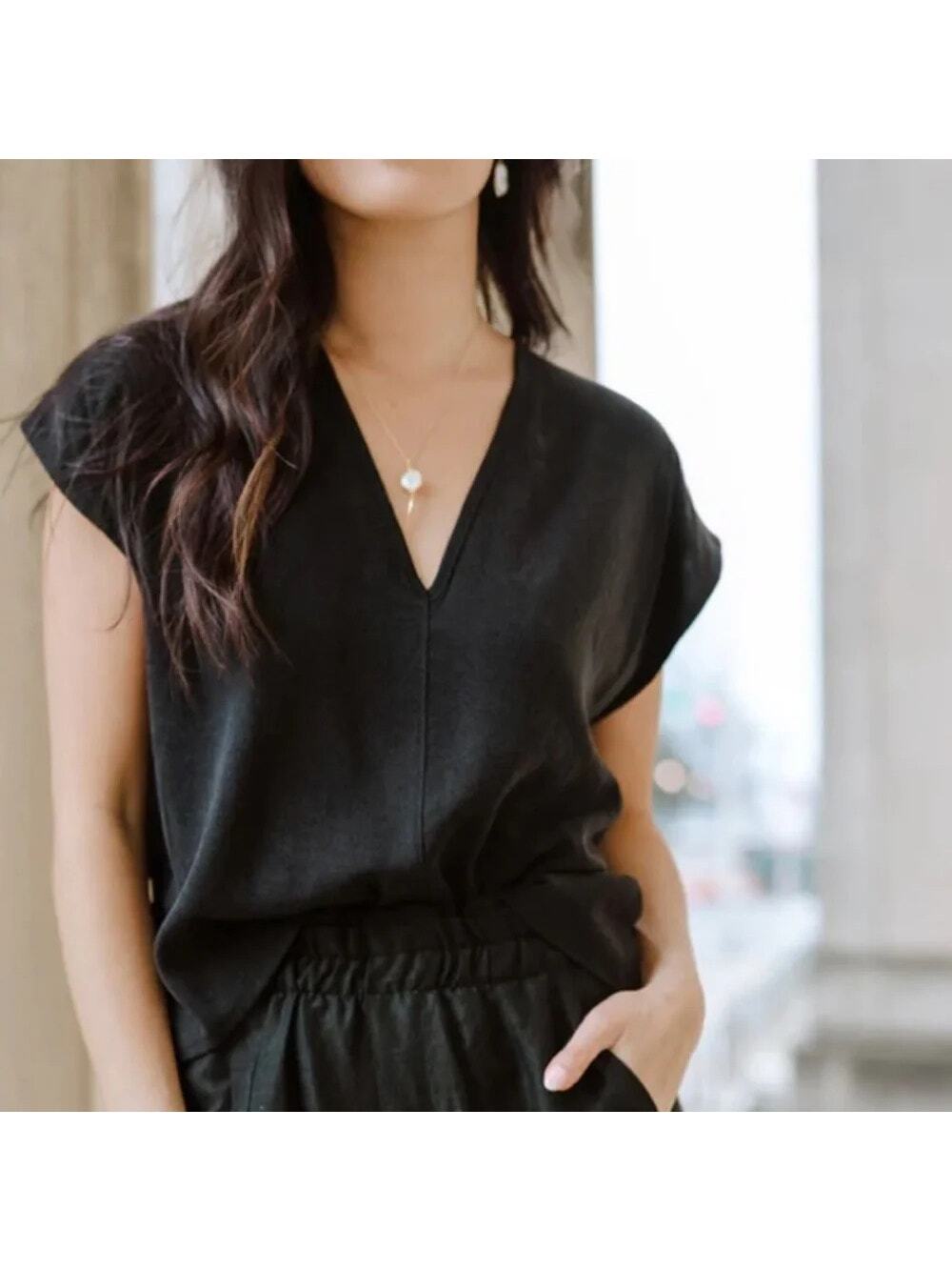 NATALIE BUSBY Black V-Neck Crop Box Top Size Medium Chic Cupro